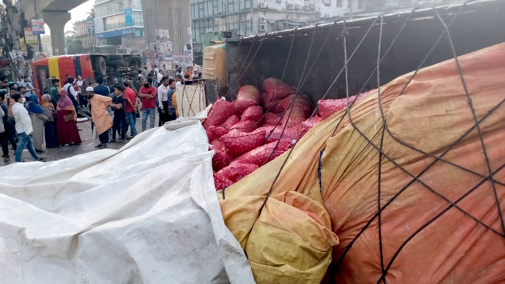 রাজধানীতে বাস–ট্রাক সংঘর্ষ, চাপা পড়ে প্রাণ গেল রিকশা আরোহীর