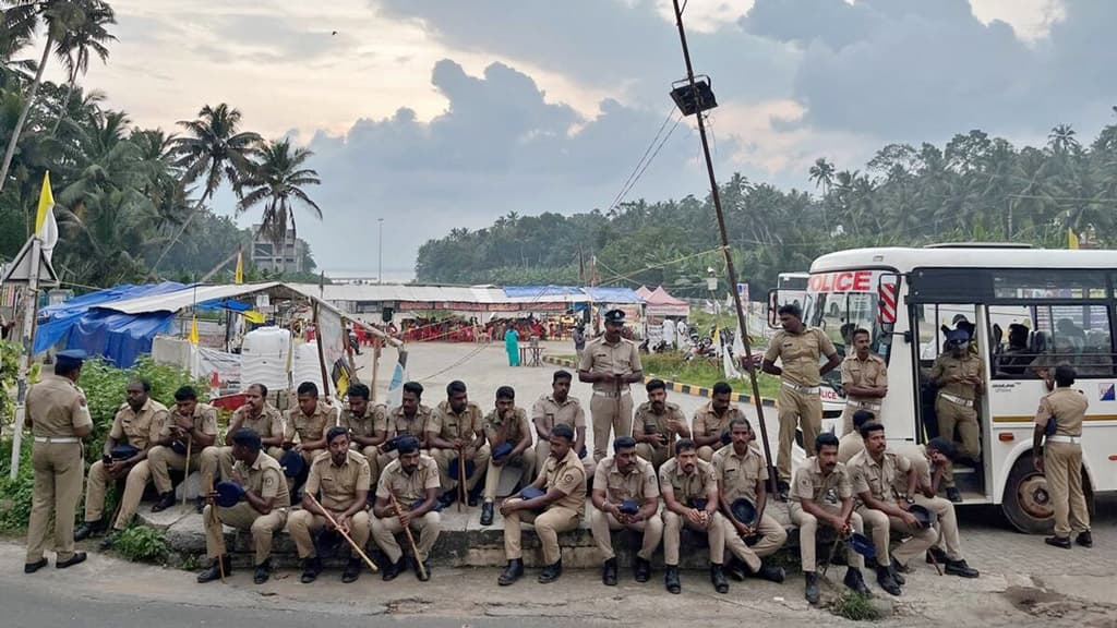 আদানি গ্রুপের বন্দর নির্মাণ: পুলিশের ওপর হামলা, ৩ হাজার প্রতিবাদকারীকে আসামি 