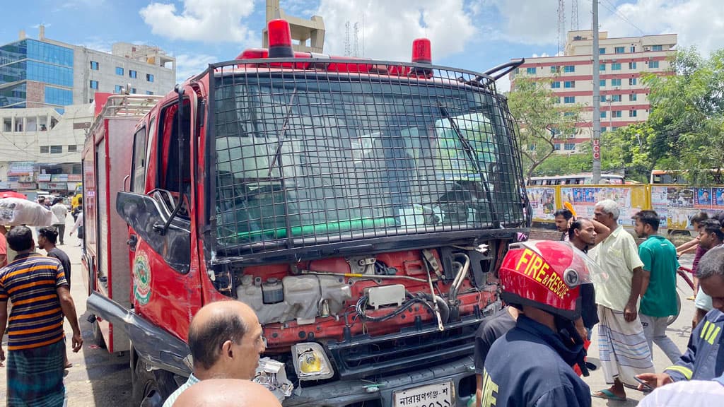 হঠাৎ অসুস্থ ফায়ার সার্ভিসের গাড়িচালক, দুর্ঘটনায় নিহত ২ 