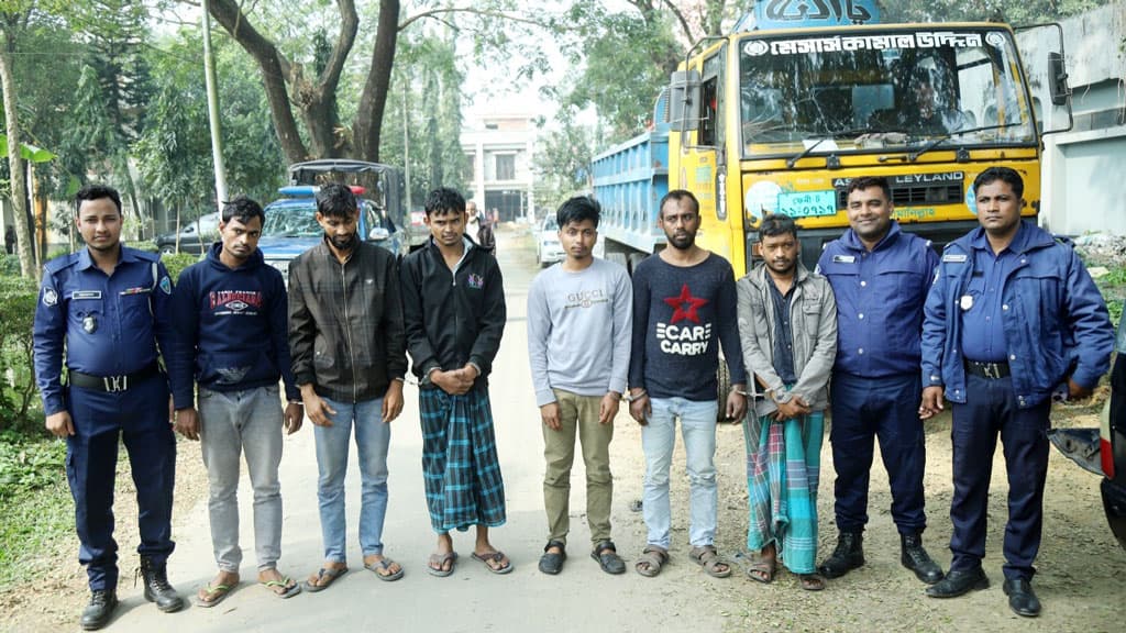 ফেনীতে দোকানে চুরি হওয়া ১১ ভরি স্বর্ণালংকার উদ্ধার, গ্রেপ্তার ৬