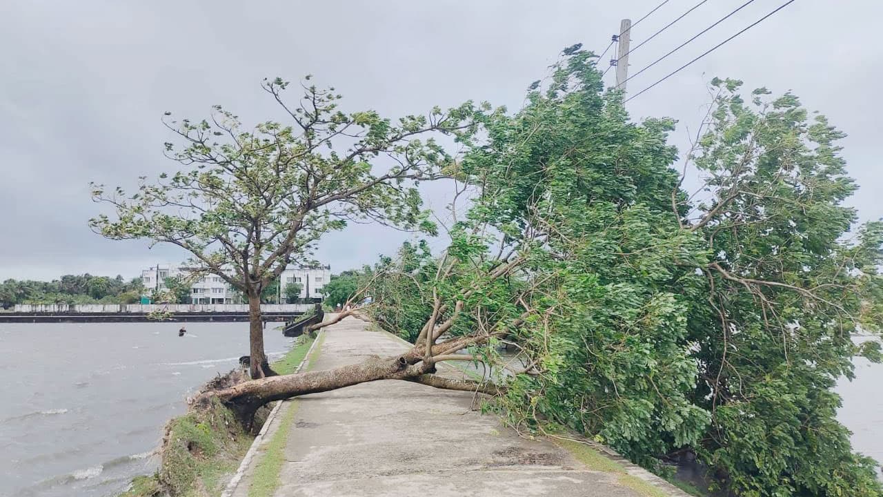 সেন্টমার্টিনে ডুবেছে ১৩ ট্রলার, বসতভিটা ভাঙনের শঙ্কা বাসিন্দাদের