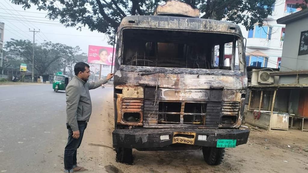 সিলেটে চলন্ত ট্রাকে অগ্নিসংযোগ, চালকসহ দগ্ধ ২