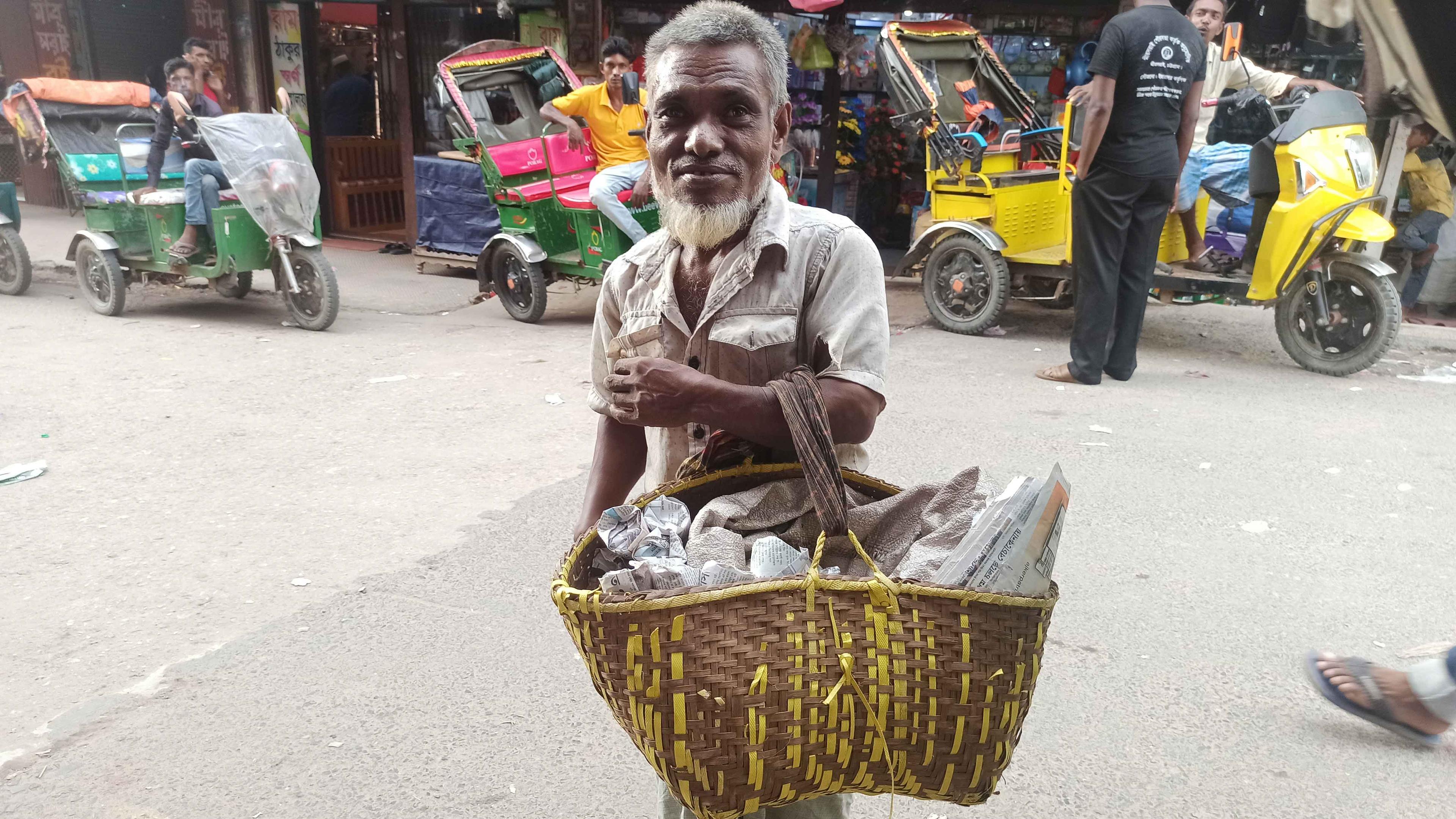 বাদাম বেচে কাটে দিন