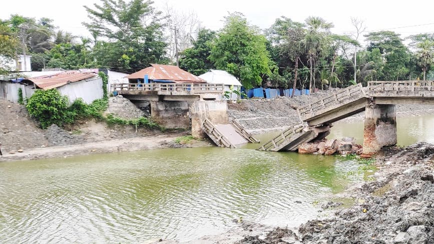 সেতু ভেঙে দুর্ভোগে লাখো মানুষ