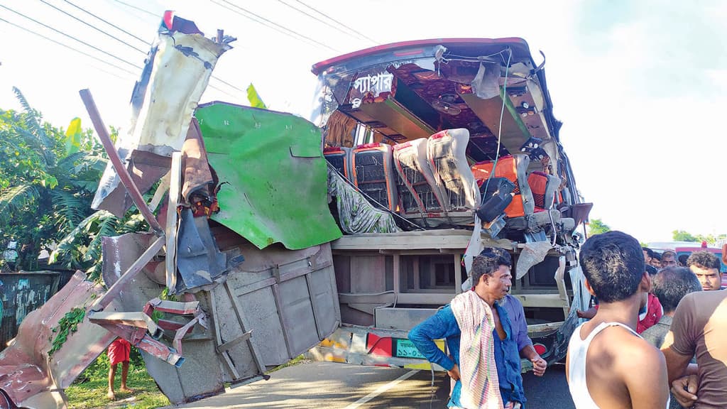 সড়কে প্রাণ গেল ৯ জনের