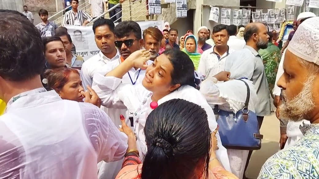 কেন্দ্রের ভেতরেই দুই কাউন্সিলর সমর্থকদের হাতাহাতি