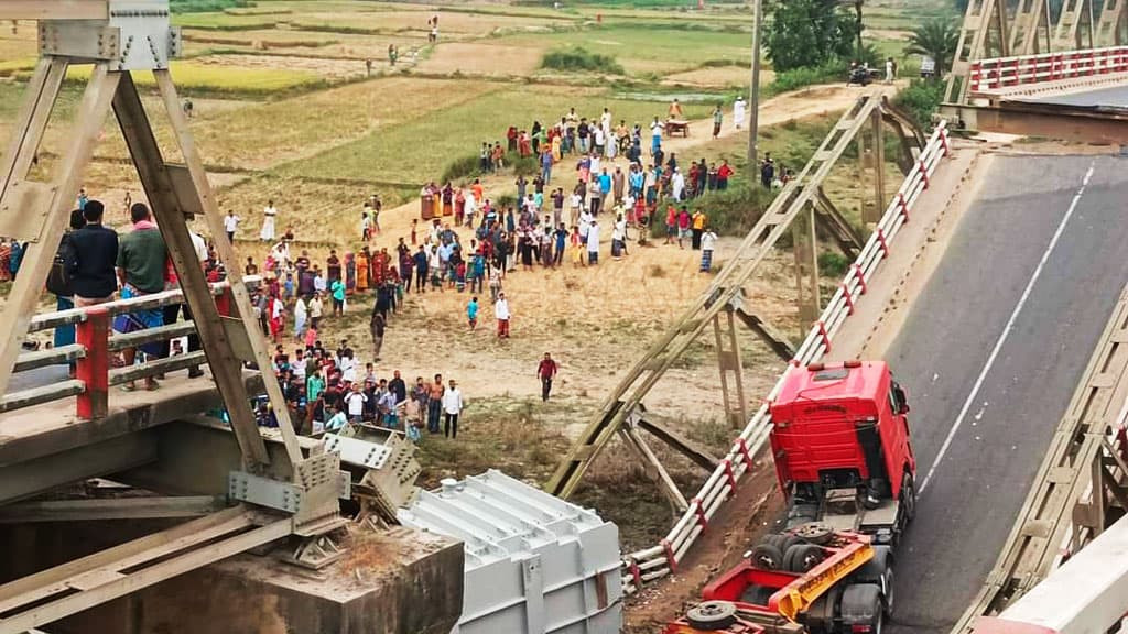 ৩ গুণ বেশি ওজনের লরিতে ভাঙল সেতু, ‘দায় সওজেরও’