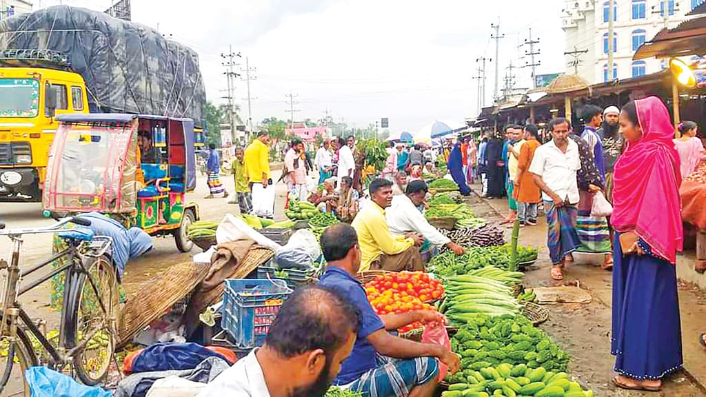 সড়কের ওপর কাঁচাবাজার