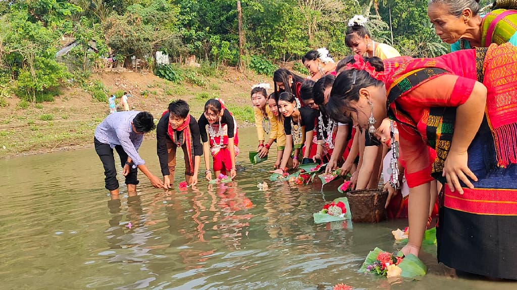 কাচালং নদীতে ফুল ভাসানোর মধ্য দিয়ে বিজু উৎসব শুরু 