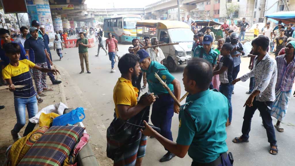 রাজধানীর খিলগাঁও ও ডেমরায় চালকদের বিক্ষোভে পুলিশের লাঠিপেটা 