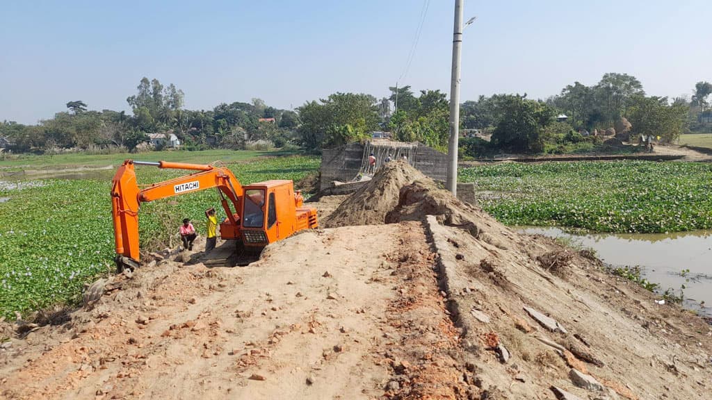 বিকল্প সড়ক না রেখেই  সেতু নির্মাণ, ভোগান্তি