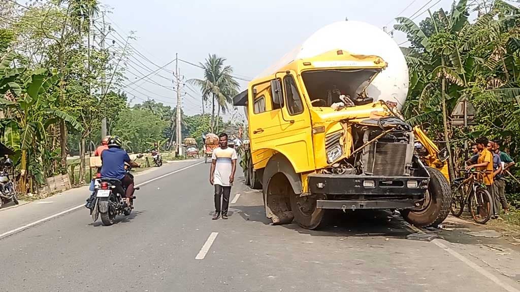 রাজবাড়ীতে দাঁড়িয়ে থাকা ট্রাকে গ‍্যাসবাহী লরির ধাক্কা, চালকের সহকারী নিহত