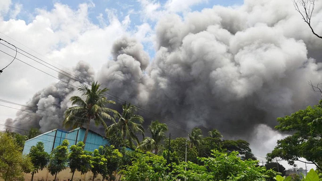 রূপগঞ্জে লেদার কারখানায় আগুন, নিয়ন্ত্রণে ফায়ার সার্ভিসের ১৪টি ইউনিট