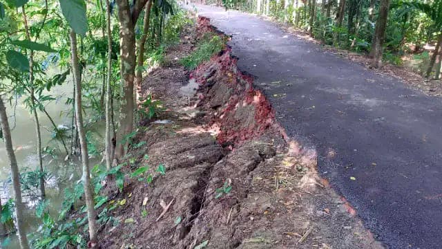 ভারী বর্ষণে সড়কে ধস