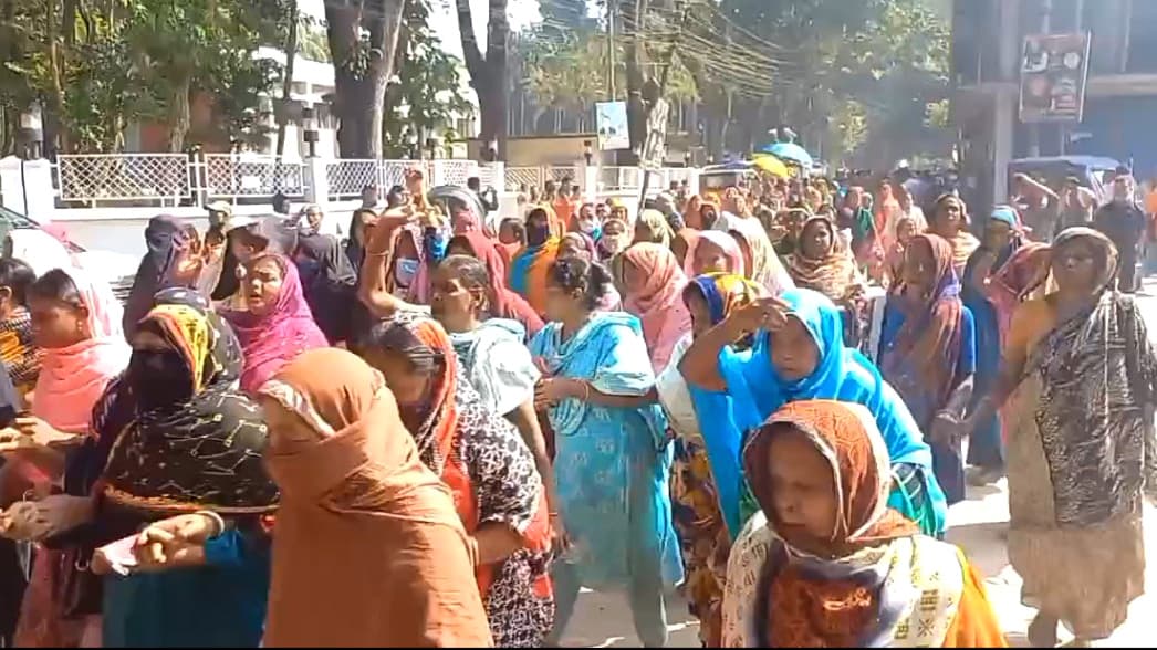 রাজবাড়ীতে রেলের অবৈধ দখলদারদের উচ্ছেদ ঘোষণার প্রতিবাদে বিক্ষোভ