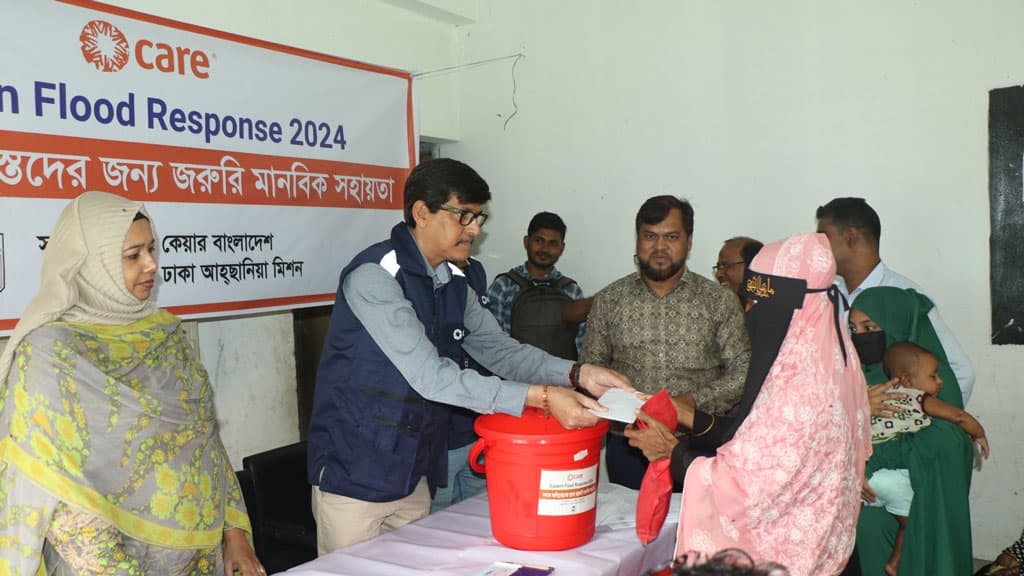 ফেনীতে বন্যার্তদের আর্থিক সহায়তা ও হাইজিন কিট দিল কেয়ার বাংলাদেশ