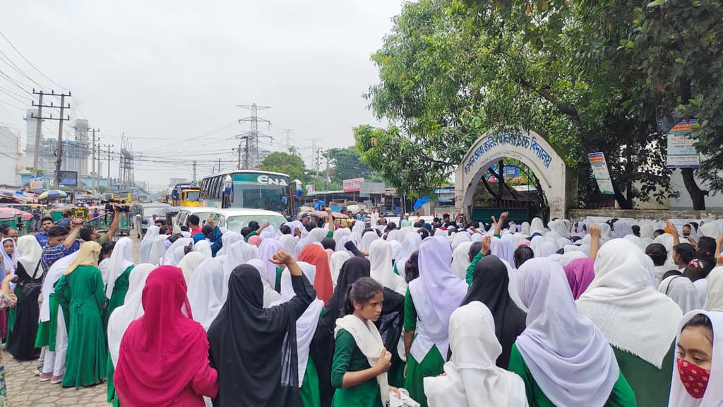 স্কুলের জায়গা উদ্ধারে অবরোধ শিক্ষার্থীদের