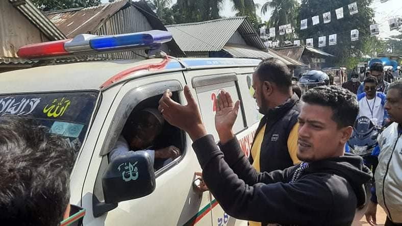 অ্যাম্বুলেন্সে করে নির্বাচনী প্রচারণা চালালেন প্রার্থী 