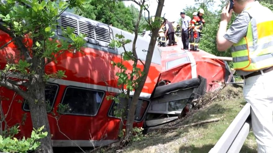 জার্মানিতে ট্রেন লাইনচ্যুত হয়ে নিহত ৪, আহত ৩০ 