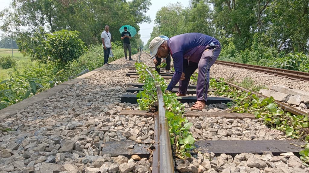 ৮ ঘণ্টা পর সেই বাঁকা লাইনে ট্রেন চলাচল শুরু