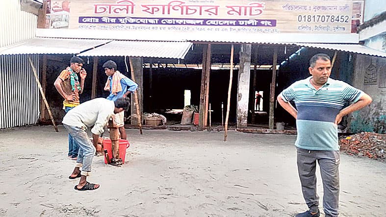 টঙ্গিবাড়ীতে যাত্রীছাউনি ভেঙে জমি দখল