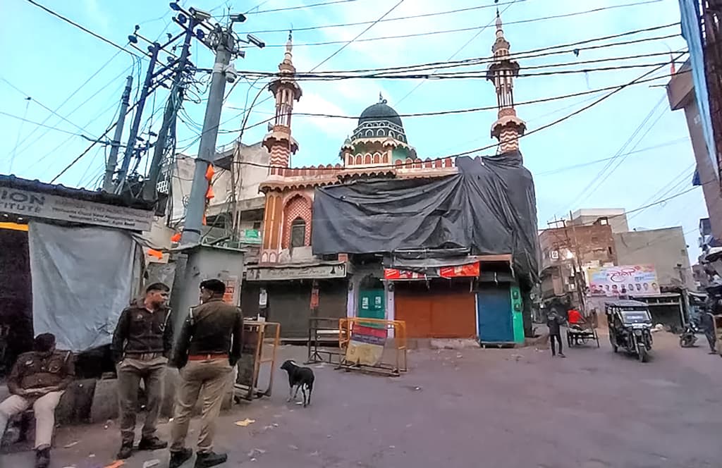 ভারতে হোলির আগে ত্রিপলে ঢেকে দেওয়া হলো ৯ মসজিদ