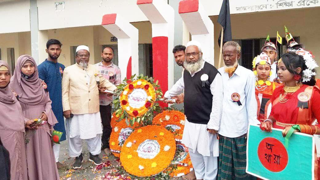 জুতা পায়ে শহীদ মিনারে কলেজের অধ্যক্ষ, বললেন ‘ভুল হয়েছে’