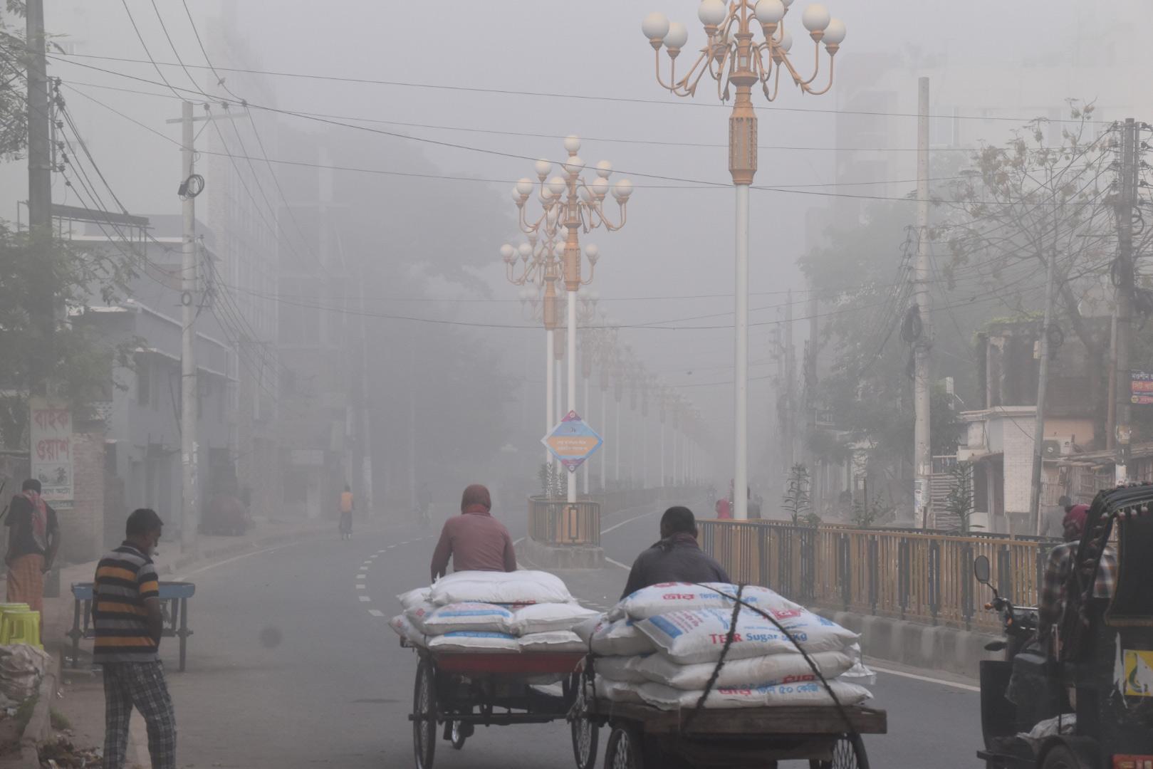 রাজশাহীতে শীতের বার্তা নিয়ে হাজির ঘন কুয়াশা