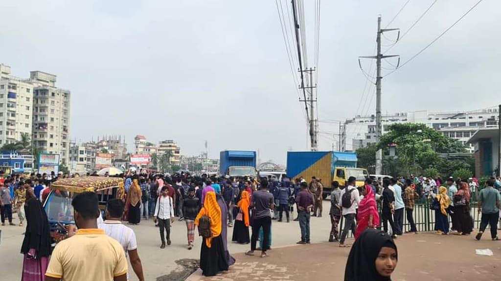 লরির চাপায় শ্রমিক নিহতের ঘটনায় সিদ্ধিরগঞ্জে সড়ক অবরোধ