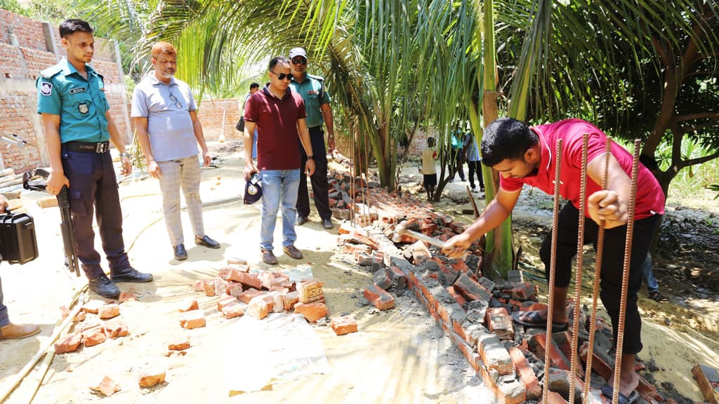 পাহাড়কাটার বিরুদ্ধে অভিযান, বাধা দিতে এলেন সেই কাউন্সিলর