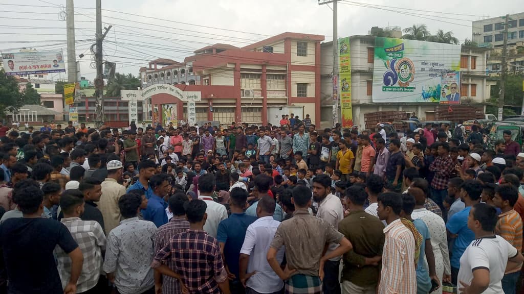 নোয়াখালীতে বাসায় ঢুকে মা-মেয়েকে হত্যার প্রতিবাদে সড়ক অবরোধ