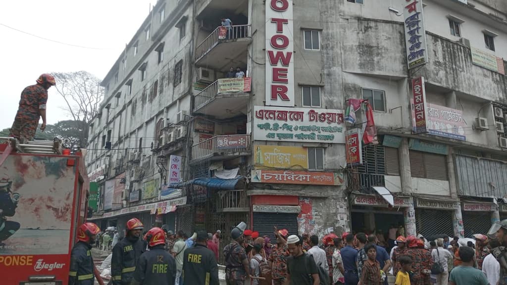 আগুন নিয়ন্ত্রণের কথা বললেও এনেক্সকো টাওয়ারে ছিটানো হচ্ছে পানি 