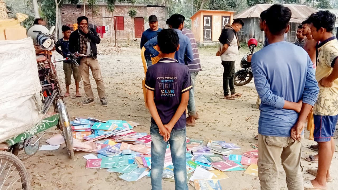 নতুন শিক্ষাবর্ষের বিতরণের বই ফেরিওয়ালার গাড়িতে