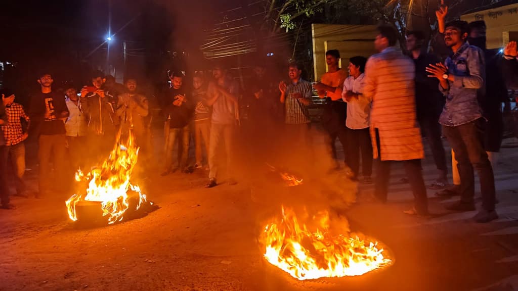 জন্মপরিচয় নিয়ে শিক্ষকের প্রশ্নে ছাত্রের আত্মহত্যার চেষ্টা, উত্তাল ক্যাম্পাস