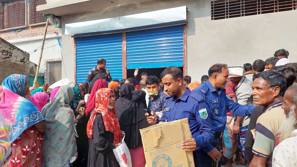 টিসিবির পণ্য কিনতে ঠেলাঠেলি হট্টগোল, পরে পুলিশ ডেকে বিতরণ