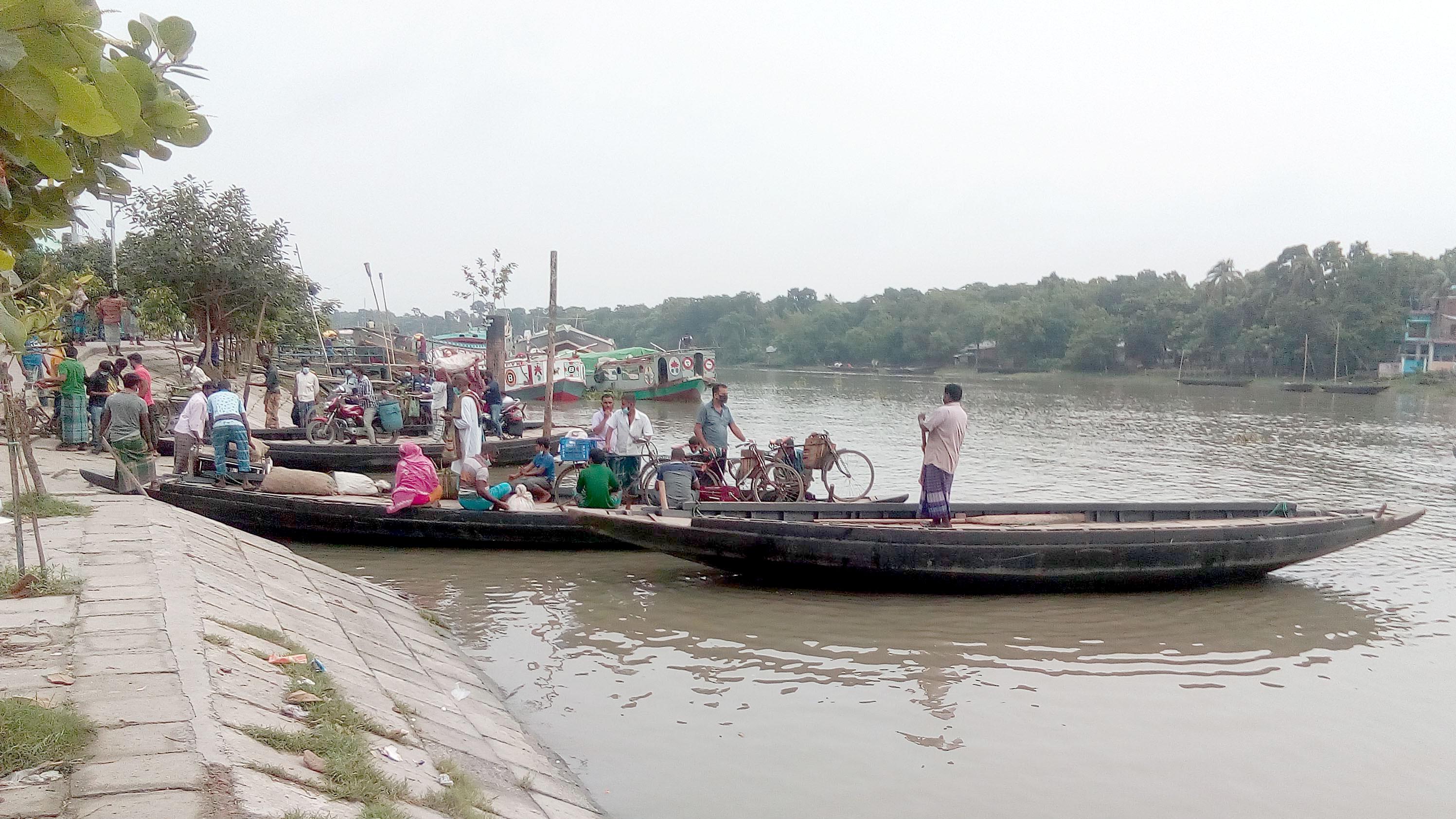 নৌকা চললেও চলে না তাঁদের সংসার 