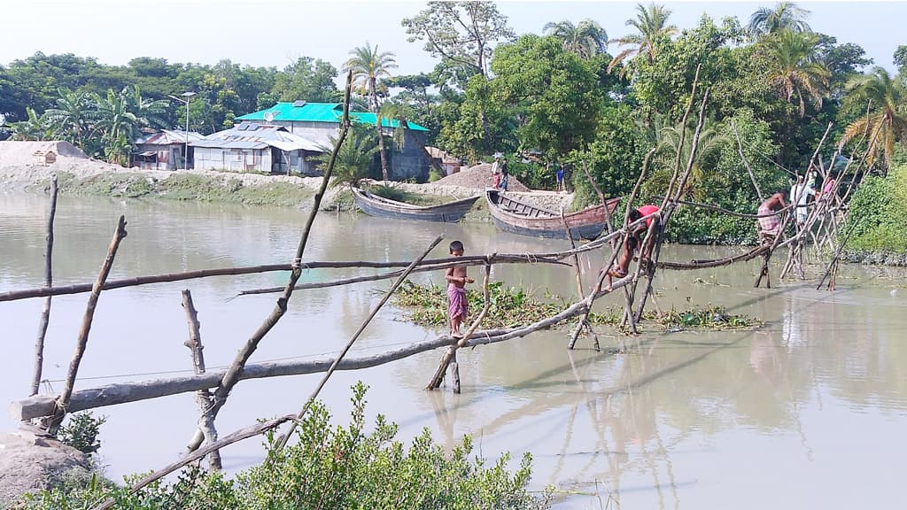 ৫০ বছর ধরে পারাপারের একমাত্র ভরসা সাঁকো