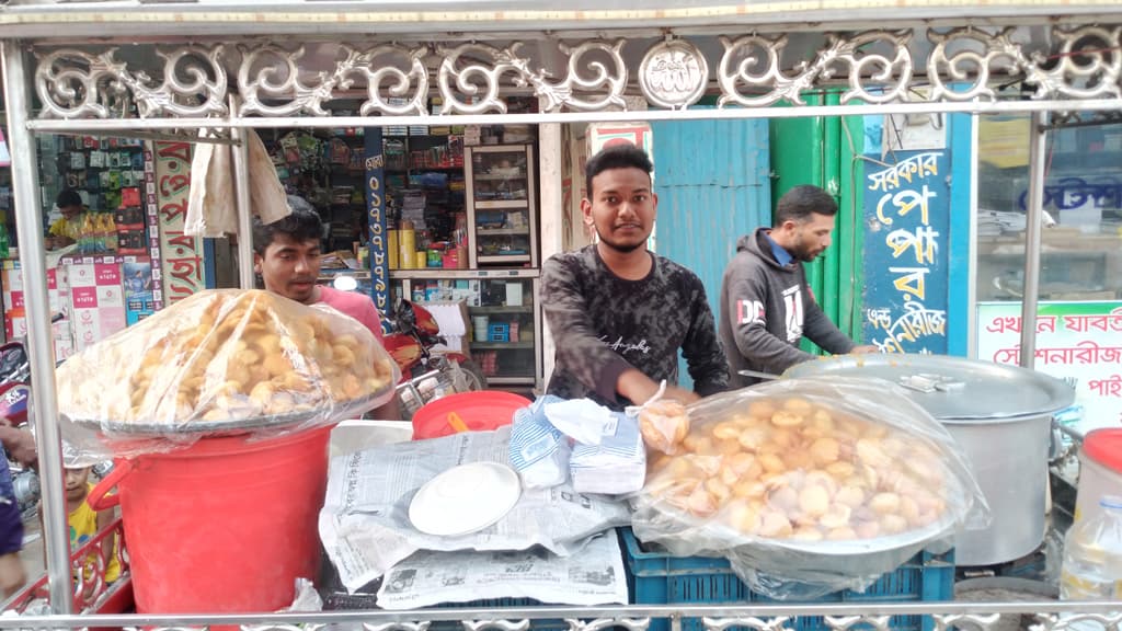 ফুটপাতে ফুচকা বিক্রি করে জিপিএ-৫ পেলেন তাহিবুল