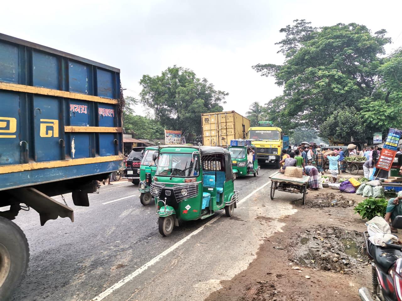 রাস্তার ওপর কাঁচাবাজার: বারবার দুর্ঘটনা, ৩ মাসে ১০ মৃত্যু