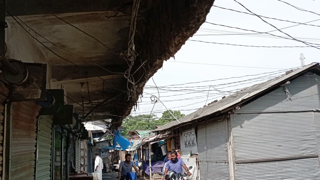 ভেঙে পড়ছে পাইকগাছা পৌর মার্কেটের ছাদ