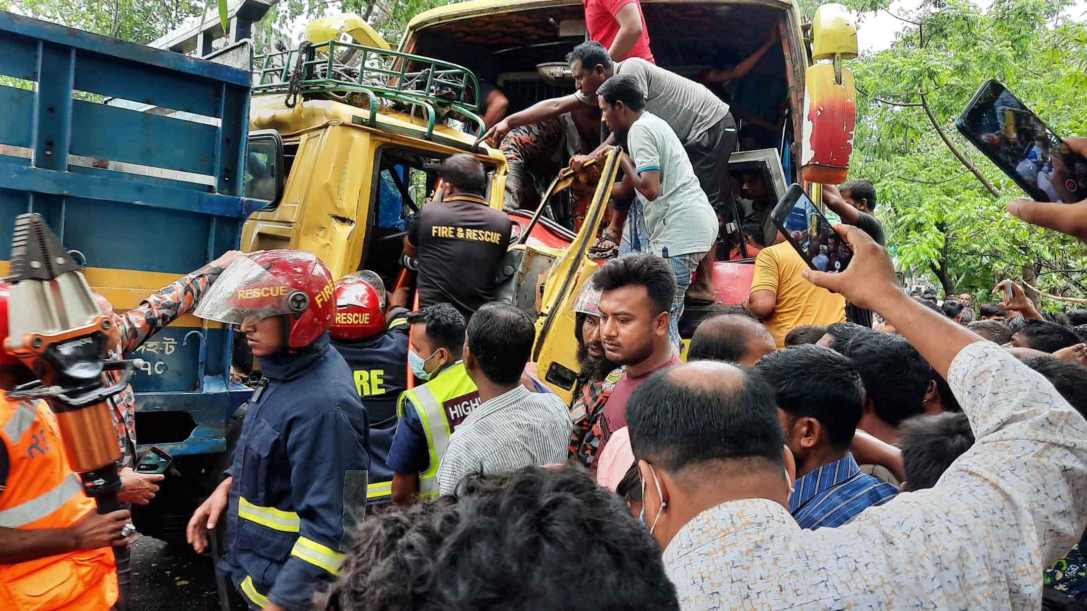 শৈলকুপায় বাস-ট্রাকের মুখোমুখি সংঘর্ষ, আহত ১২