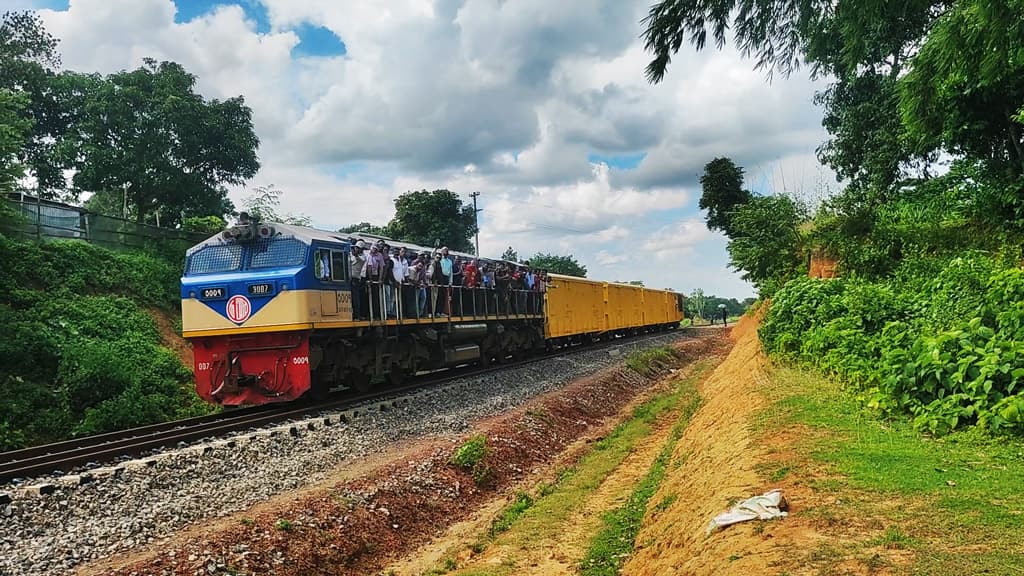 ময়মনসিংহে ট্রেনের নিচে শিশুসহ নারীর ঝাঁপ