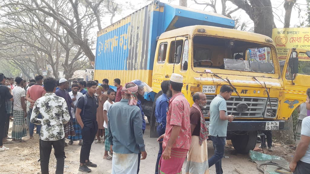 তিতাসে ট্রাক–নছিমনের সংঘর্ষে নছিমন চালক নিহত, উত্তেজিত জনতার ট্রাক ভাঙচুর