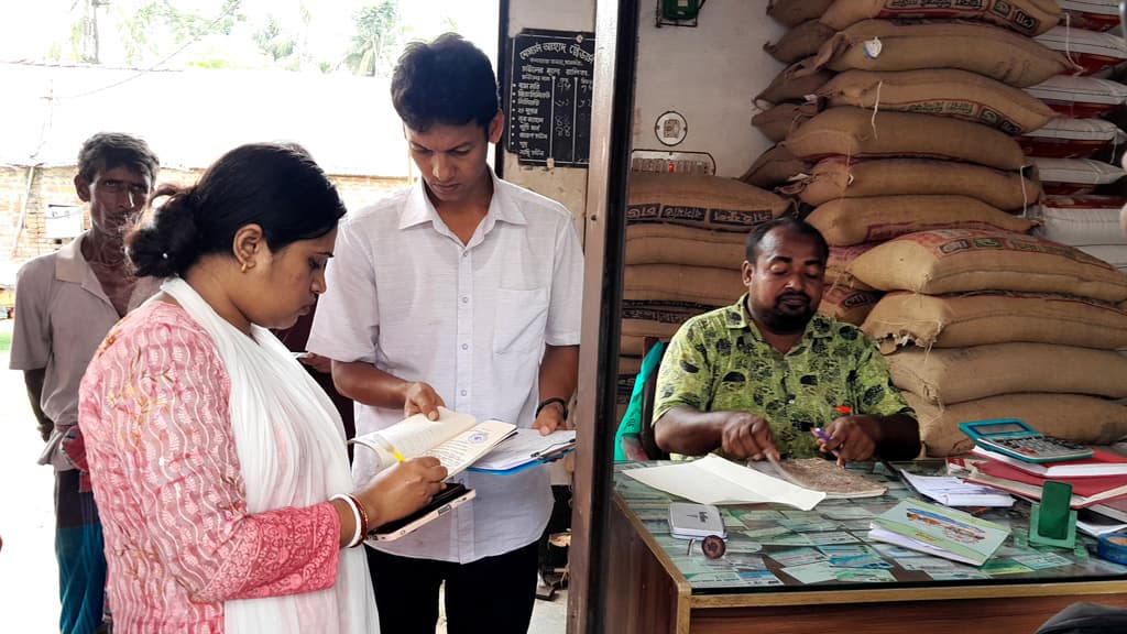 চাল প্লাস্টিকের বস্তায় রেখে বিক্রি, ব্যবসায়ীকে ১৫ হাজার টাকা জরিমানা