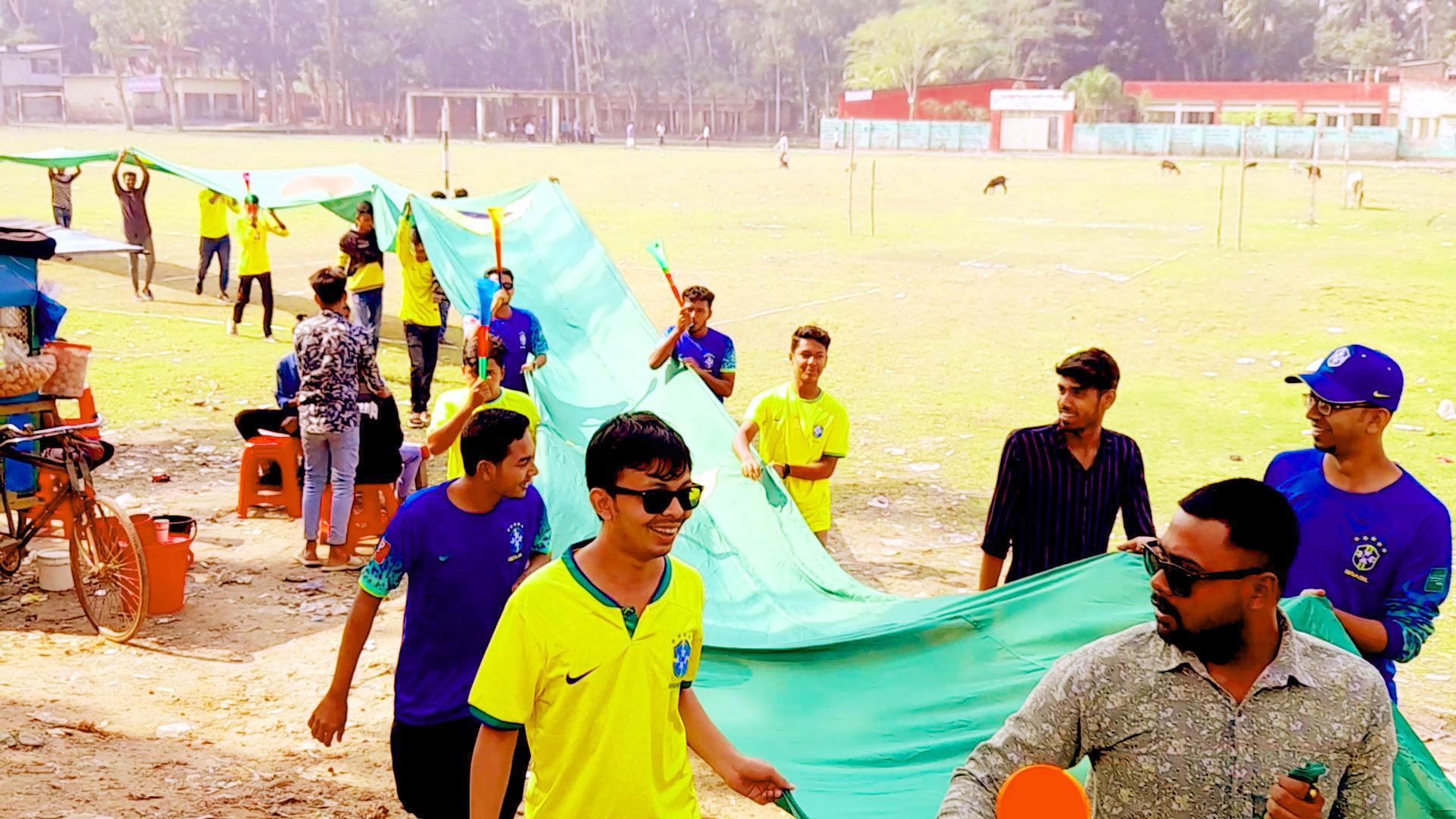 আড়াইশ ফুটের পতাকা নিয়ে ব্রাজিলিয়ান সমর্থকদের আনন্দ শোভাযাত্রা