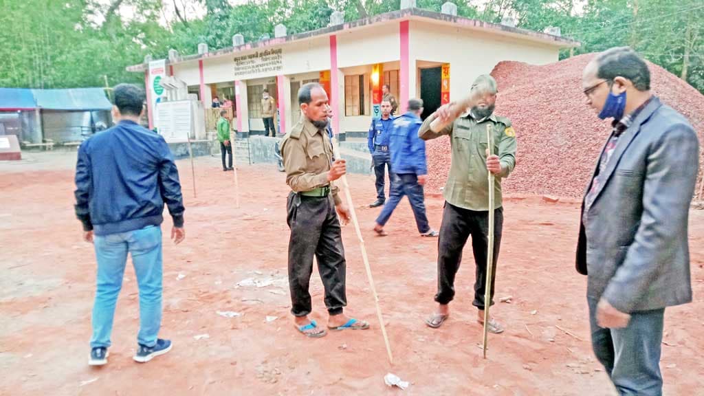 প্রস্তুত ভোটকেন্দ্র, পাঠানো হলো নির্বাচনী সরঞ্জাম