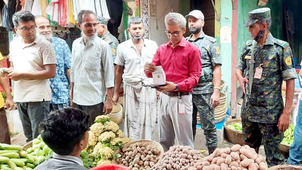 বেশি দামে আলু-পেঁয়াজ বিক্রি, ব্যবসায়ীকে জরিমানা