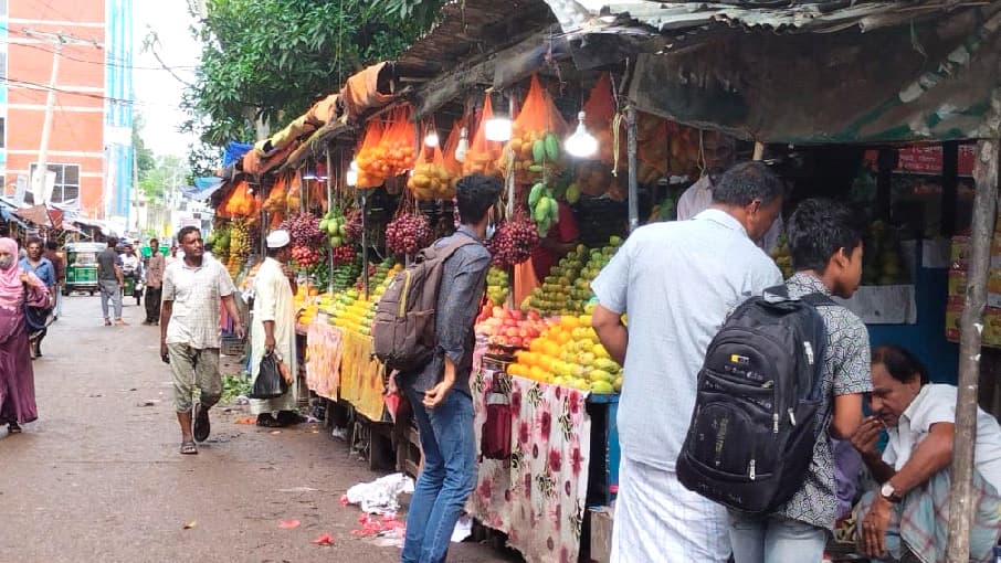 সড়ক দখল করে দোকান