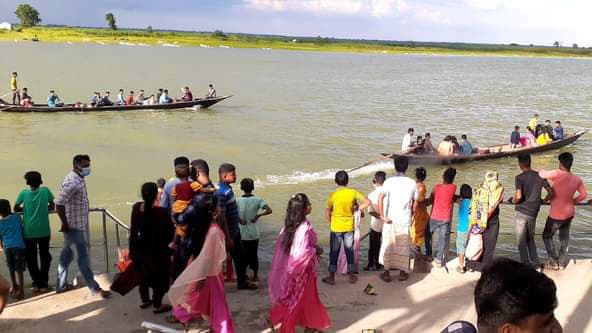 রাজবাড়ীর পদ্মার পাড়ে শত শত মানুষের ভিড়