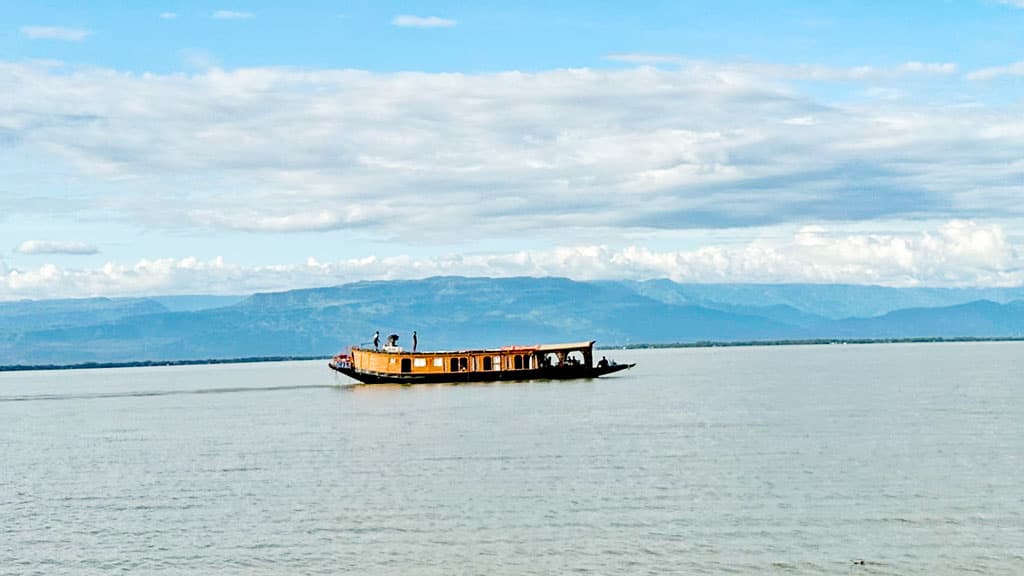 হাওরের হাউসবোটে বর্ষা জমুক